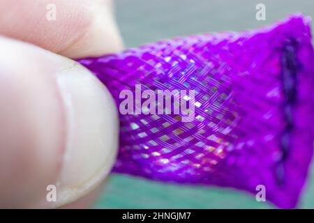 Il giocattolo viola del Fidget aiuta ad alleviare lo stress e l'ansia Foto Stock