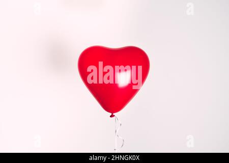 Palloncino di elio gonfiabile a forma di cuore per San Valentino. Vista frontale. Foto Stock