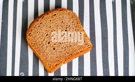 pane biologico a fette isolato dall'alto su studio nessuna gente Foto Stock