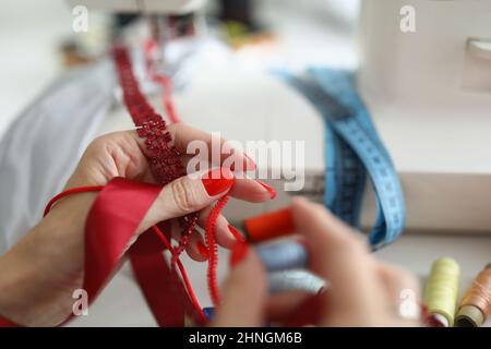 Donna lavora con applicazioni in pizzo e seta Foto Stock