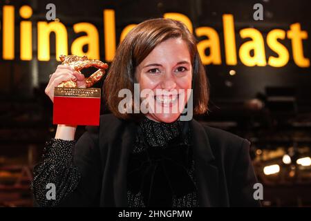 Berlino, Germania. 16th Feb 2022. Carla Simon, direttore del film 'Alcarras', si pone per le foto dopo aver ricevuto l'Orso d'Oro durante il Festival Internazionale del Film di Berlino 72nd a Berlino, capitale della Germania, 16 febbraio 2022. Credit: Shan Yuqi/Xinhua/Alamy Live News Foto Stock