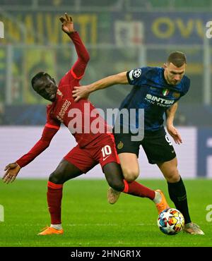 Milano. 16th Feb 2022. Edin Dzeko (R) del FC Inter vibra con il Sadio Mane di Liverpool durante il round della UEFA Champions League del 16, primo appuntamento tra FC Inter e Liverpool a Milano, Italia, 16 febbraio 2022. Credit: Alberto Lingria/Xinhua/Alamy Live News Foto Stock