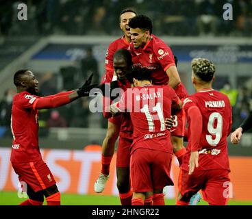 Milano. 16th Feb 2022. I giocatori di Liverpool festeggiano il punteggio durante il round della UEFA Champions League 16 della prima partita tra FC Inter e Liverpool a Milano, Italia, 16 febbraio 2022. Credit: Alberto Lingria/Xinhua/Alamy Live News Foto Stock