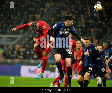 Milano. 16th Feb 2022. Roberto Firmino (L) di Liverpool segna il suo gol durante il round della UEFA Champions League 16 della prima partita tra FC Inter e Liverpool a Milano, Italia, 16 febbraio 2022. Credit: Alberto Lingria/Xinhua/Alamy Live News Foto Stock