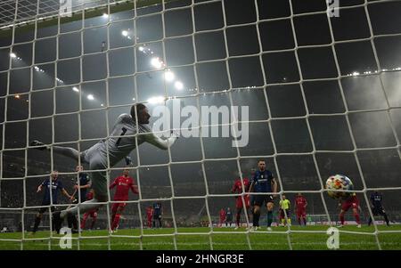 Milano. 16th Feb 2022. Roberto Firmino di Liverpool segna il suo gol durante il round della UEFA Champions League 16 della prima partita tra FC Inter e Liverpool a Milano, Italia, 16 febbraio 2022. Credit: Alberto Lingria/Xinhua/Alamy Live News Foto Stock