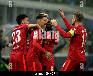 Milano. 16th Feb 2022. Roberto Firmino di Liverpool (2nd L) festeggia il suo traguardo con i suoi compagni di squadra durante il round della UEFA Champions League del 16, primo appuntamento tra FC Inter e Liverpool a Milano, Italia, 16 febbraio 2022. Credit: Alberto Lingria/Xinhua/Alamy Live News Foto Stock