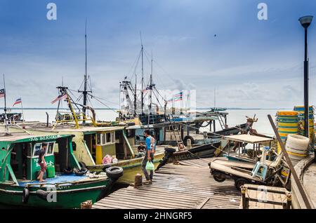 Passeggiare per Sandakan City in una giornata nuvolosa. Foto Stock