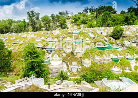 Passeggiare per Sandakan City in una giornata nuvolosa. Foto Stock