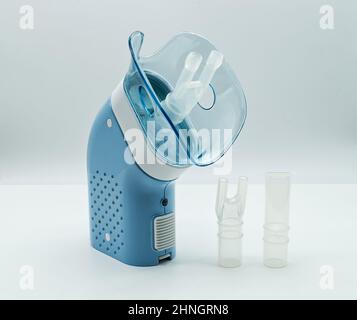 Nebulizzatore portatile per compressori su tavola bianca. Apparecchiature mediche per la terapia inalatoria, asma, bronchite. Foto Stock