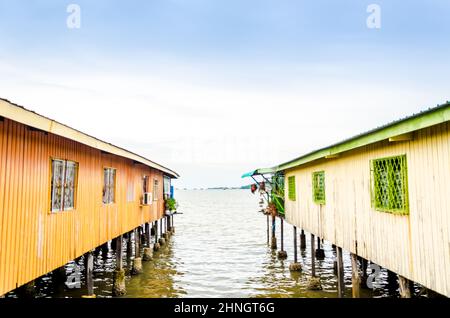 Passeggiare per Sandakan City in una giornata nuvolosa. Foto Stock