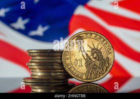 US Dollar Coin American Flag sfondo Stack di monete Foto Stock