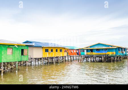 Passeggiare per Sandakan City in una giornata nuvolosa. Foto Stock