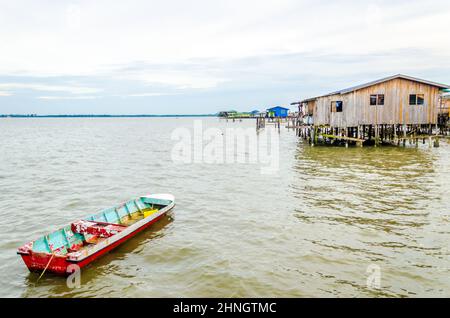 Passeggiare per Sandakan City in una giornata nuvolosa. Foto Stock