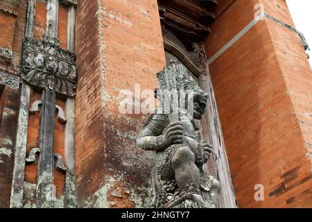 Statue Guardiane che tengono l'arma all'ingresso del Tempio Taman Ayun, Bali. Preso gennaio 2022. Foto Stock