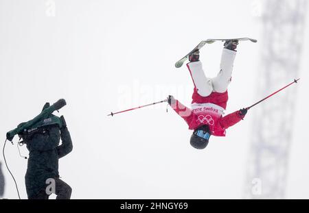 Zhangjiakou, la provincia cinese di Hebei. 17th Feb 2022. Wang Haizhuo della Cina compete durante la qualificazione di halfpipe freeski degli uomini di sci freestyle delle Olimpiadi invernali di Pechino 2022 al Parco della neve di Genting a Zhangjiakou, provincia di Hebei della Cina del nord, 17 febbraio 2022. Credit: Xue Yubin/Xinhua/Alamy Live News Foto Stock