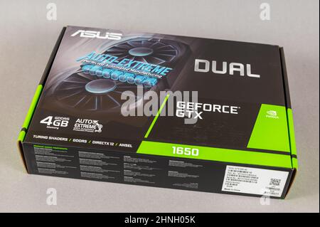 Scheda grafica ASUS GFORCE GTX 1650 su sfondo grigio. Componenti moderni del computer. Ucraina, Nikolaev - 02 09 2022 Foto Stock