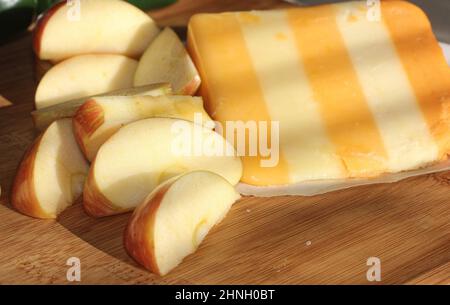 5 Formaggi inglesi a strati con mele in cucina rustica con illuminazione naturale Foto Stock