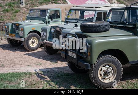 Colpo del gruppo di veicoli Land Rover Santana parcheggiati nel campo di Suria, Spagna Foto Stock