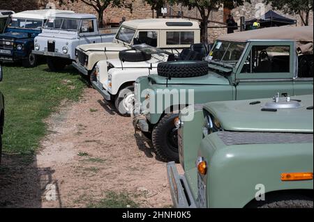 Colpo del gruppo di veicoli Land Rover Santana parcheggiati nel campo di Suria, Spagna Foto Stock