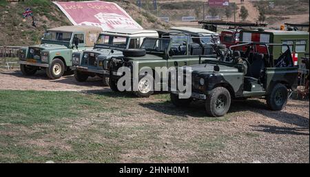 Colpo del gruppo di veicoli Land Rover Santana parcheggiati nel campo di Suria, Spagna Foto Stock