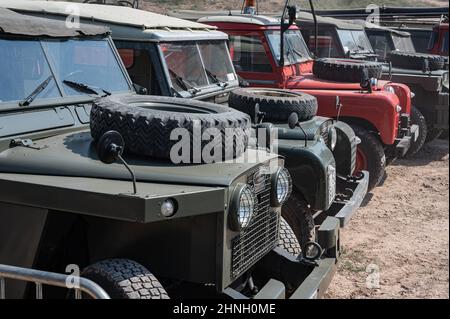 Colpo del gruppo di veicoli Land Rover Santana parcheggiati nel campo di Suria, Spagna Foto Stock