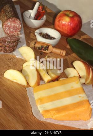 Peppperprn Salami con cinque strati di formaggio inglese Shire in cucina rustica con illuminazione naturale Foto Stock