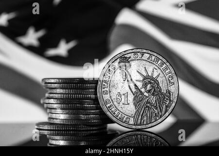 US Dollar Coin American Flag sfondo Stack di monete nero e bianco Foto Stock