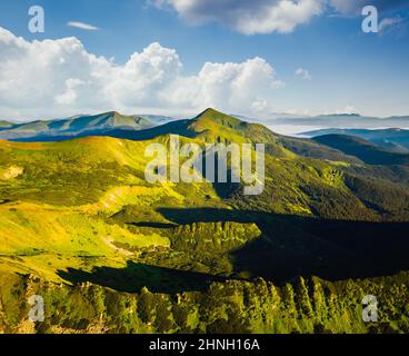 Affascinante scena estiva di una verde catena montuosa in una giornata di sole da una vista dall'alto. Location Place Carpathian, Ucraina, Europa. Fotocellula aerea Foto Stock