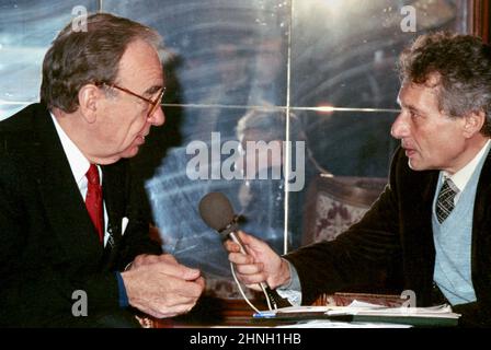 Bucarest, Romania, 1990. Il magnate d'affari australiano-americano Rupert Murdoch viene intervistato dal giornalista Alexandru Stark (a destra), subito dopo la caduta del comunismo. Foto Stock