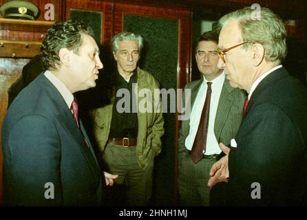 Bucarest, Romania, 1990. Il magnate australiano-americano del commercio Rupert Murdoch (destra) con l'autore & il direttore rumeno della televisione Aurel Dragoș Munteanu (sinistra) & il direttore del film Sergiu Nicolaescu, subito dopo la caduta del comunismo. Foto Stock