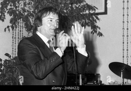 Los Angeles, USA, circa 1989. Cantante e cantautore rumeno Constantin Draghici durante una performance. Foto Stock