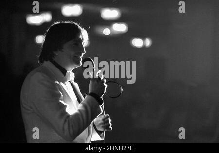 Los Angeles, USA, circa 1989. Cantante e cantautore rumeno Constantin Draghici durante una performance. Foto Stock