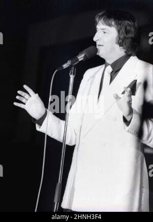 Los Angeles, USA, circa 1989. Cantante e cantautore rumeno Constantin Draghici durante una performance. Foto Stock