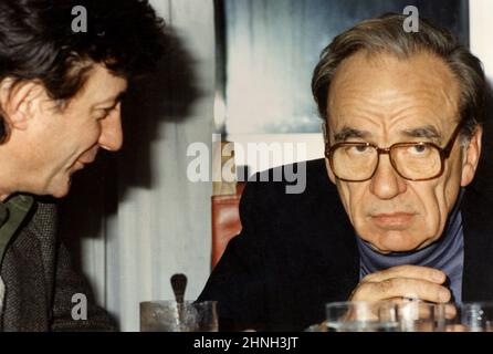 Bucarest, Romania, 1990. Il magnate d'affari australiano-americano Rupert Murdoch con l'attore rumeno e il rivoluzionario Ion Caramitru (a sinistra), subito dopo la caduta del comunismo. Foto Stock