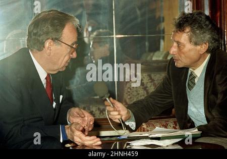 Bucarest, Romania, 1990. Il magnate d'affari australiano-americano Rupert Murdoch viene intervistato dal giornalista Alexandru Stark (a destra), subito dopo la caduta del comunismo. Foto Stock