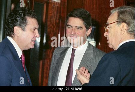 Bucarest, Romania, 1990. Il magnate australiano-americano del commercio Rupert Murdoch (destra) con l'autore e il direttore rumeno della televisione Aurel Dragoș Munteanu rumeno (sinistra), subito dopo la caduta del comunismo. Foto Stock