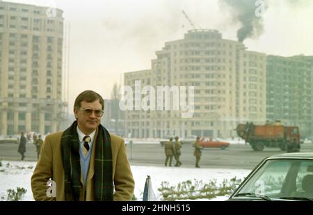 Bucarest, Romania, gennaio 1990. Popolo e esercito in Piazza della Vittoria (Piata Victoriei), a meno di un mese dall'inizio della Rivoluzione Rumena. Foto Stock