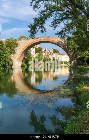 Ponte Concorde, fiume Metauro, Fossombrone, Marche, Italia, Europa Foto Stock