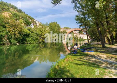 Ponte della Concorde, fiume Metauro, pescatori, Fossombrone, Marche, Italia, Europa Foto Stock