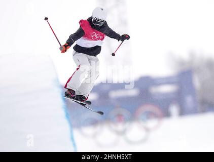 Zhangjiakou, la provincia cinese di Hebei. 17th Feb 2022. Sun Jingbo della Cina compete durante la qualificazione di halfpipe freeski maschile di Pechino 2022 Olimpiadi invernali al Genting Snow Park a Zhangjiakou, nella provincia di Hebei della Cina settentrionale, il 17 febbraio 2022. Credit: Xue Yubin/Xinhua/Alamy Live News Foto Stock