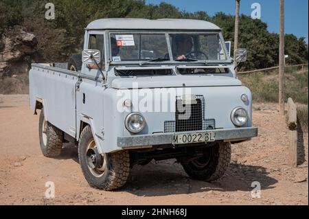 Spagna, 12 agosto 2021: Vecchio veicolo da prelievo Land Rover 1300 Santana parcheggiato in un parco Foto Stock