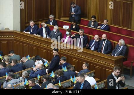 Non esclusiva: KYIV, UCRAINA - 16 FEBBRAIO 2022 - i membri della delegazione del Sejm polacco partecipano alla seduta della Verkhovna Rada per esprimere il su Foto Stock