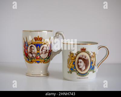 Foto di una tazza di incoronazione del re Giorgio VI del 1937 e di una tazza di incoronazione della regina Elisabetta II del 1953, Regno Unito Foto Stock