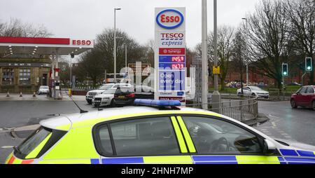 Un'auto della polizia passa un cartello con il prezzo della benzina presso un garage Tesco esso a Manchester, Inghilterra, Regno Unito. L'Ufficio per le statistiche nazionali (ONS) ha dichiarato che il tasso di inflazione dell'indice dei prezzi al consumo è aumentato al 5,5% in gennaio dal 5,4% in dicembre. Questa è la tariffa più alta da marzo 1992. L'ONS ha detto che i maggiori contribuenti all'aumento dell'inflazione provenivano da abbigliamento e calzature, mobili e beni per la casa, cibo e bevande analcoliche, alcol e tabacco. Foto Stock