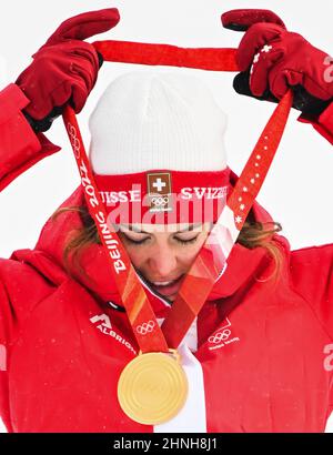 Pechino, Cina. 17th Feb 2022. Michelle Gisin della Svizzera reagisce durante la cerimonia di premiazione dopo le donne alpine sciistiche combinate delle Olimpiadi invernali di Pechino 2022 presso il National Alpine Ski Centre nel distretto di Yanqing, Pechino, capitale della Cina, 17 febbraio 2022. Credit: Lian Zhen/Xinhua/Alamy Live News Foto Stock