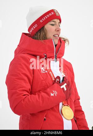 Pechino, Cina. 17th Feb 2022. Michelle Gisin della Svizzera reagisce durante la cerimonia di premiazione dopo le donne alpine sciistiche combinate delle Olimpiadi invernali di Pechino 2022 presso il National Alpine Ski Centre nel distretto di Yanqing, Pechino, capitale della Cina, 17 febbraio 2022. Credit: Lian Zhen/Xinhua/Alamy Live News Foto Stock