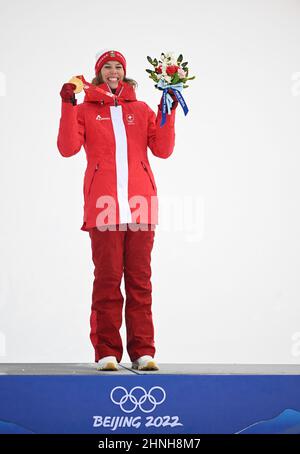 Pechino, Cina. 17th Feb 2022. Michelle Gisin della Svizzera reagisce durante la cerimonia di premiazione dopo le donne alpine sciistiche combinate delle Olimpiadi invernali di Pechino 2022 presso il National Alpine Ski Centre nel distretto di Yanqing, Pechino, capitale della Cina, 17 febbraio 2022. Credit: Lian Zhen/Xinhua/Alamy Live News Foto Stock