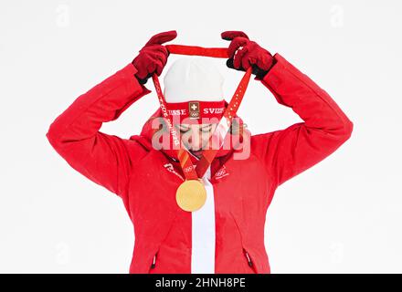 Pechino, Cina. 17th Feb 2022. Michelle Gisin della Svizzera reagisce durante la cerimonia di premiazione dopo le donne alpine sciistiche combinate delle Olimpiadi invernali di Pechino 2022 presso il National Alpine Ski Centre nel distretto di Yanqing, Pechino, capitale della Cina, 17 febbraio 2022. Credit: Lian Zhen/Xinhua/Alamy Live News Foto Stock