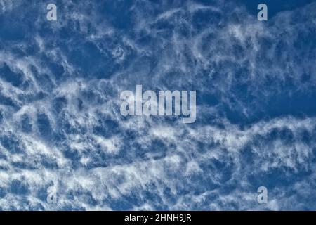 Nuvole di Fractus sul cielo blu Foto Stock