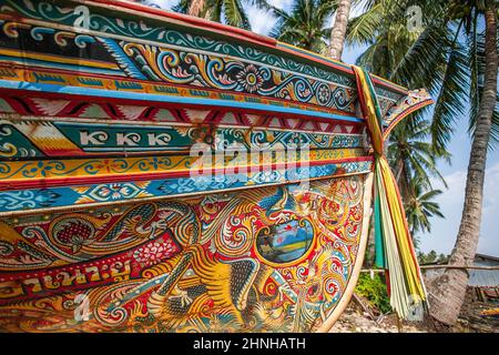 Elegante pittura murale e colori stoffa appesa sulla barca Kolae, tradizionale barca da pesca Thai-Malese. Pattani, Tailandia. Foto Stock